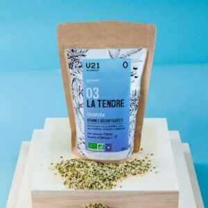 Sachet de Graines de chanvre décortiquées bio V21 sur support en bois